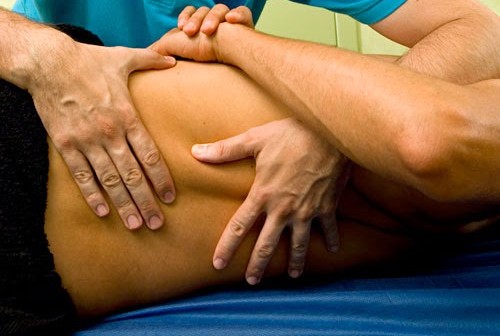 Tratamiento de la amigdalitis mediante manipulación osteopática de las vertebras T8 a T12 hipomóviles
